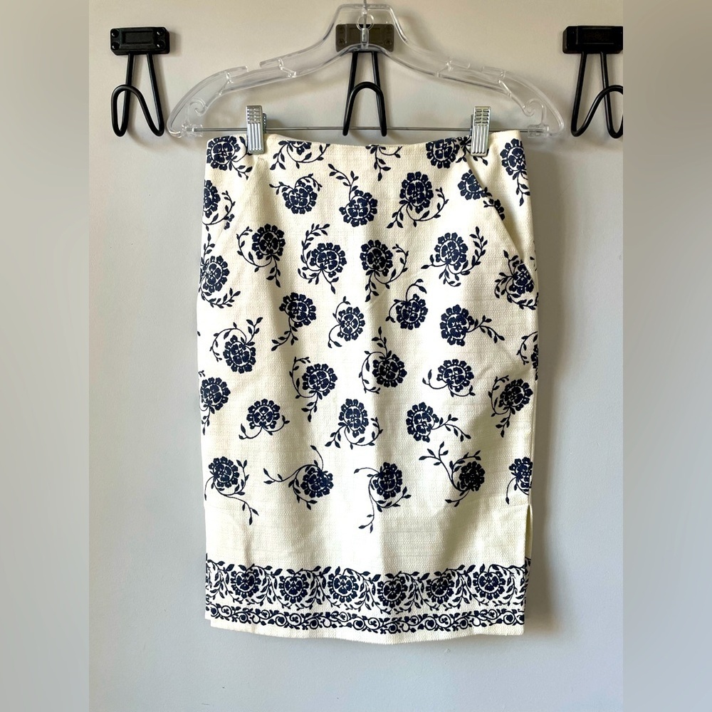 Loft, XS or 00, floral printed cream and navy midi knee length skirt